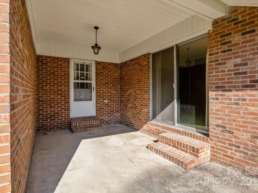 1314 Stoneyridge Drive, Charlotte, NC 28214.  MLS# CAR4285174, YatesRealty ID 32129. 