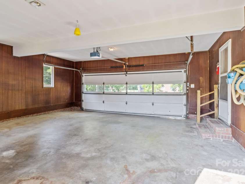 1314 Stoneyridge Drive, Charlotte, NC 28214.  MLS# CAR4285174, YatesRealty ID 32129. 