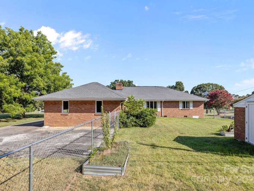 1314 Stoneyridge Drive, Charlotte, NC 28214.  MLS# CAR4285174, YatesRealty ID 32129. 
