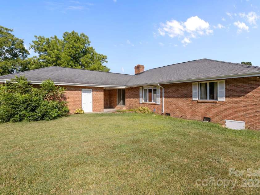 1314 Stoneyridge Drive, Charlotte, NC 28214.  MLS# CAR4285174, YatesRealty ID 32129. 