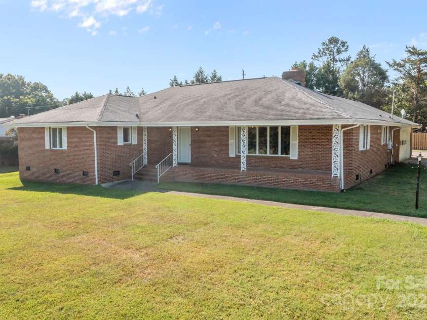 1314 Stoneyridge Drive, Charlotte, NC 28214.  MLS# CAR4285174, YatesRealty ID 32129. 