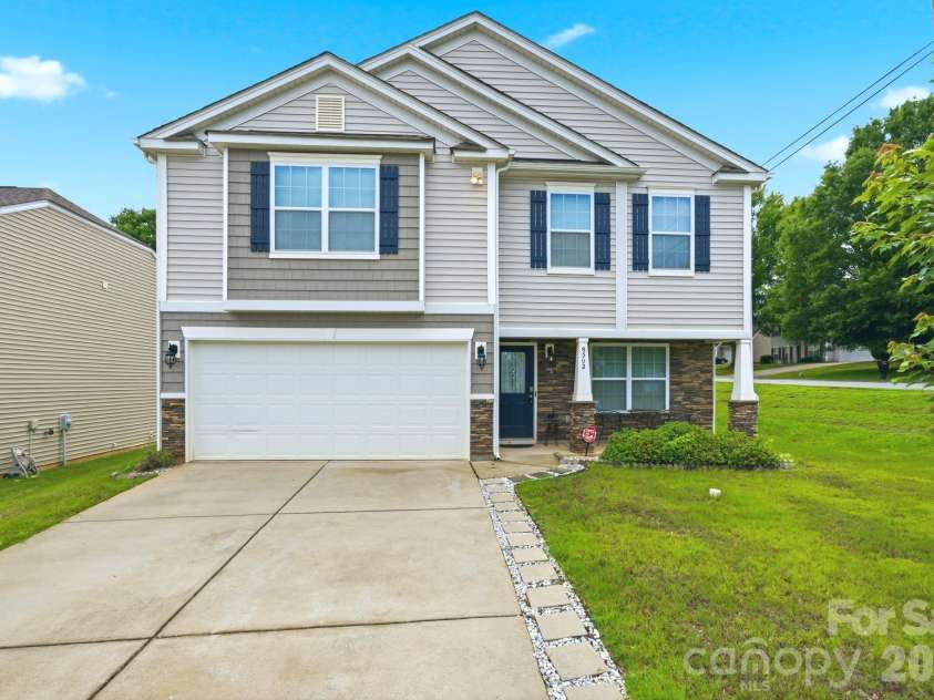 8502 Mansell Court, Charlotte, NC 28215.  MLS# CAR4395611, YatesRealty ID 32130. 