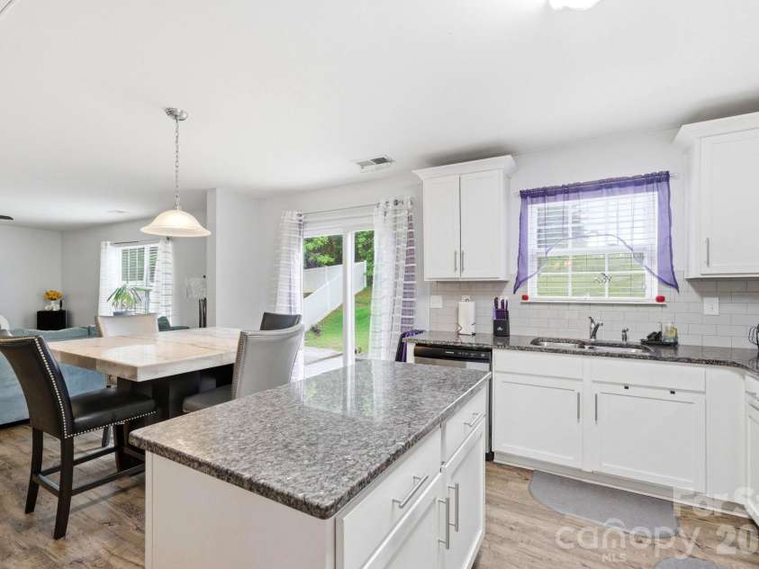 8502 Mansell Court, Charlotte, NC 28215.  MLS# CAR4395611, YatesRealty ID 32130. 