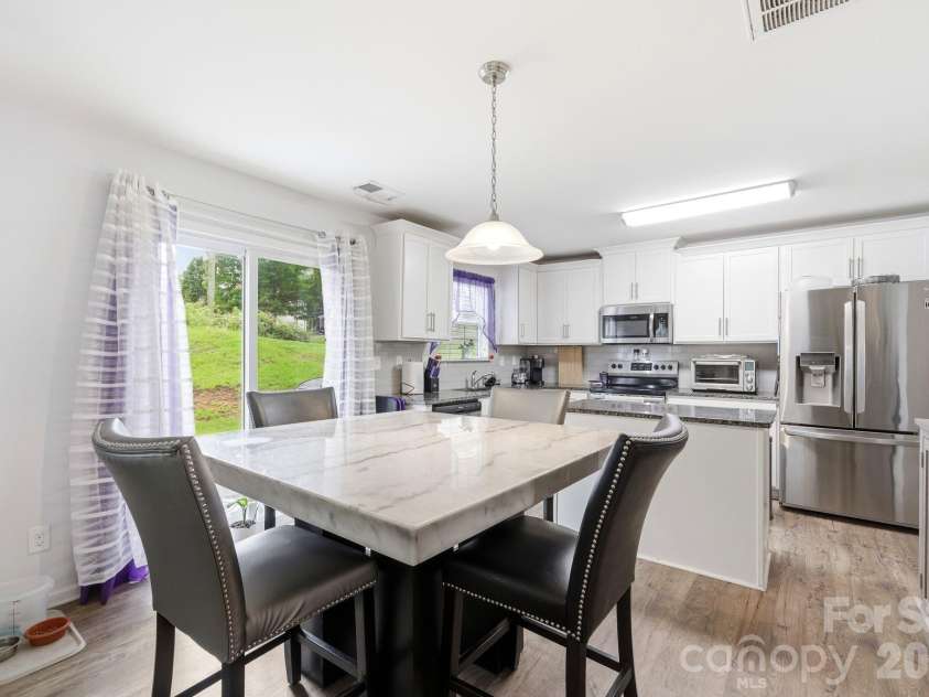 8502 Mansell Court, Charlotte, NC 28215.  MLS# CAR4395611, YatesRealty ID 32130. 
