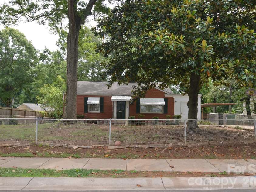 2111 Dickens Avenue, Charlotte, NC 28208.  MLS# CAR4395909, YatesRealty ID 32131. 
