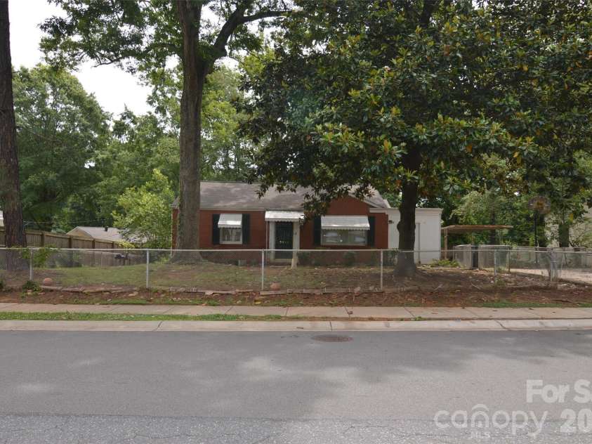 2111 Dickens Avenue, Charlotte, NC 28208.  MLS# CAR4395909, YatesRealty ID 32131. 