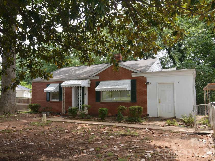 2111 Dickens Avenue, Charlotte, NC 28208.  MLS# CAR4395909, YatesRealty ID 32131. 