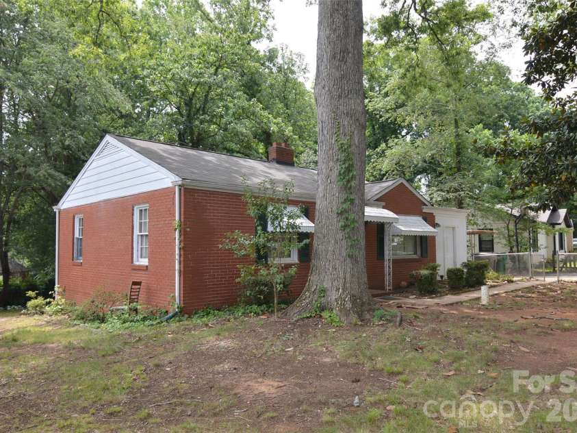 2111 Dickens Avenue, Charlotte, NC 28208.  MLS# CAR4395909, YatesRealty ID 32131. 