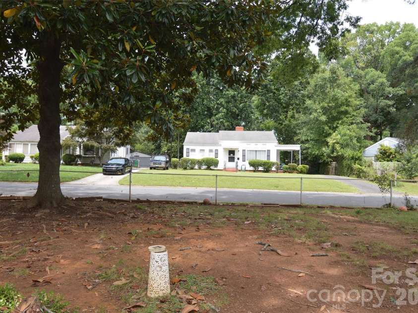 2111 Dickens Avenue, Charlotte, NC 28208.  MLS# CAR4395909, YatesRealty ID 32131. 