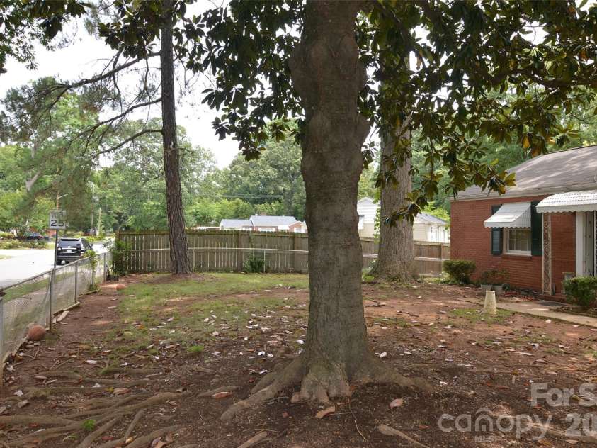 2111 Dickens Avenue, Charlotte, NC 28208.  MLS# CAR4395909, YatesRealty ID 32131. 