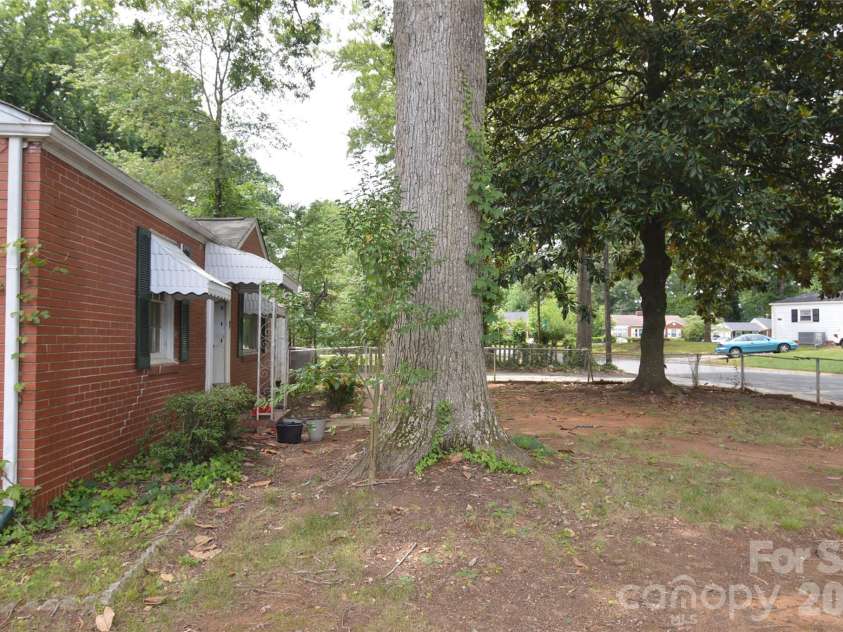 2111 Dickens Avenue, Charlotte, NC 28208.  MLS# CAR4395909, YatesRealty ID 32131. 
