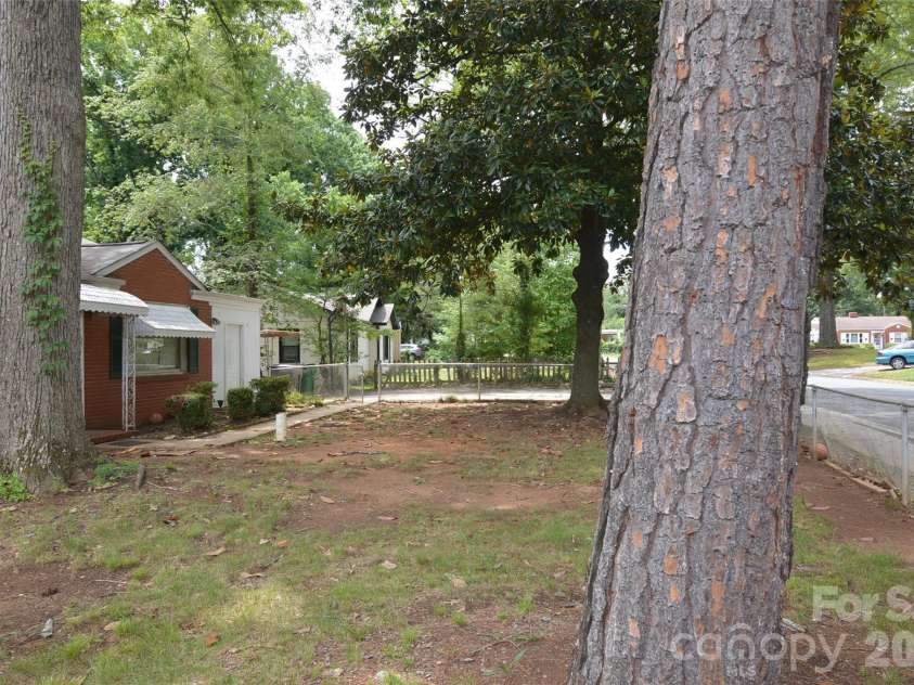 2111 Dickens Avenue, Charlotte, NC 28208.  MLS# CAR4395909, YatesRealty ID 32131. 