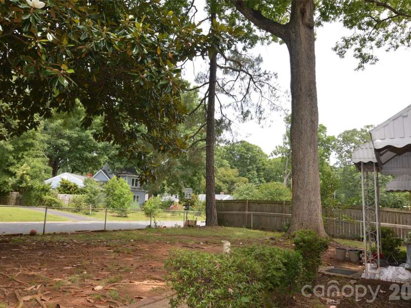2111 Dickens Avenue, Charlotte, NC 28208.  MLS# CAR4395909, YatesRealty ID 32131. 