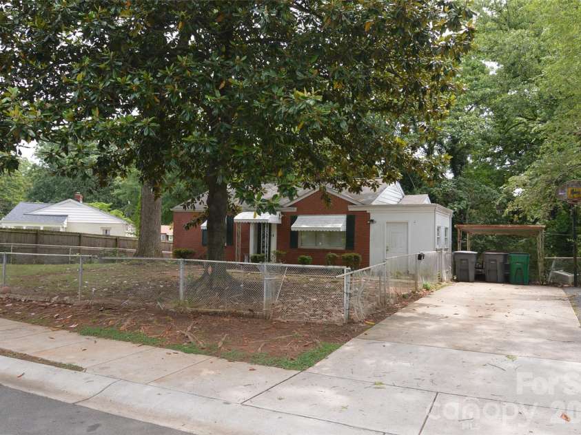 2111 Dickens Avenue, Charlotte, NC 28208.  MLS# CAR4395909, YatesRealty ID 32131. 