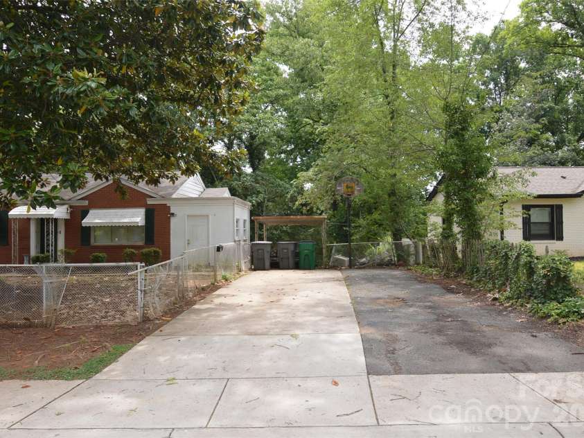 2111 Dickens Avenue, Charlotte, NC 28208.  MLS# CAR4395909, YatesRealty ID 32131. 