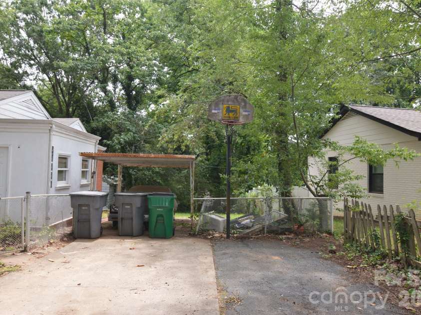 2111 Dickens Avenue, Charlotte, NC 28208.  MLS# CAR4395909, YatesRealty ID 32131. 