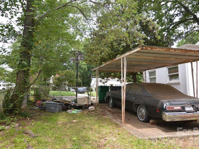 2111 Dickens Avenue, Charlotte, NC 28208.  MLS# CAR4395909, YatesRealty ID 32131. 