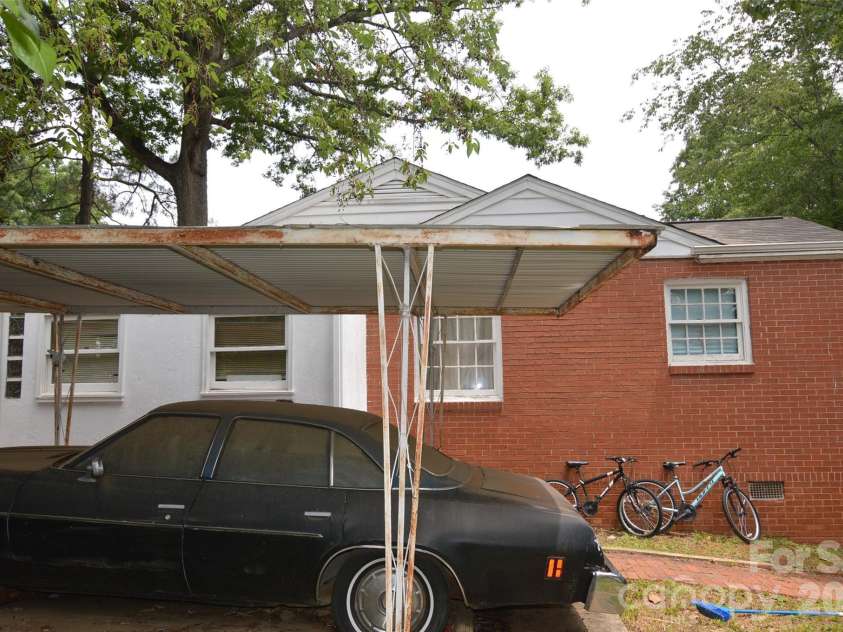 2111 Dickens Avenue, Charlotte, NC 28208.  MLS# CAR4395909, YatesRealty ID 32131. 