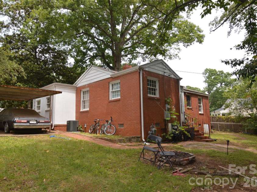 2111 Dickens Avenue, Charlotte, NC 28208.  MLS# CAR4395909, YatesRealty ID 32131. 