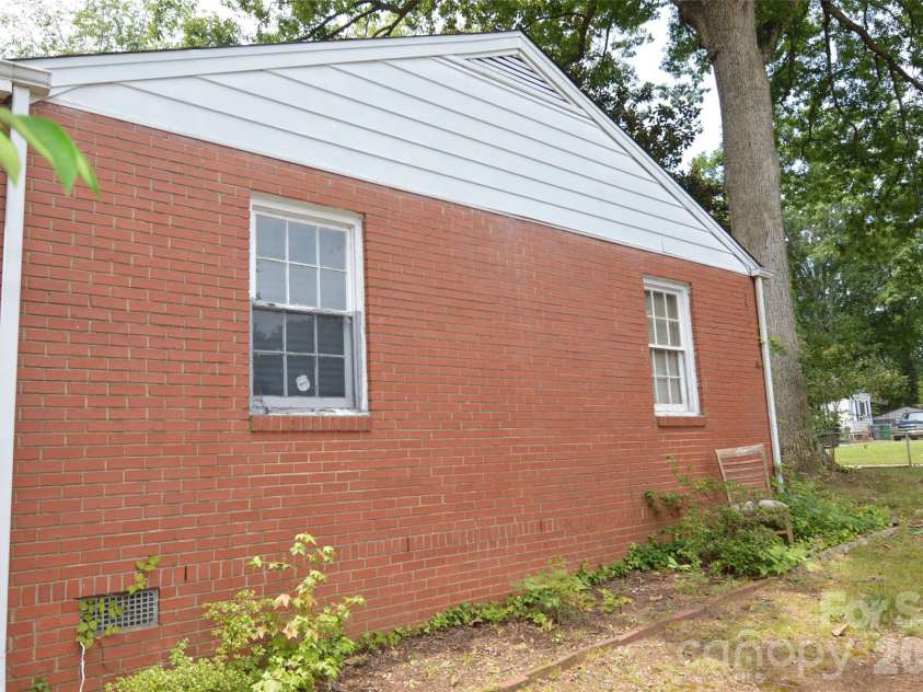 2111 Dickens Avenue, Charlotte, NC 28208.  MLS# CAR4395909, YatesRealty ID 32131. 