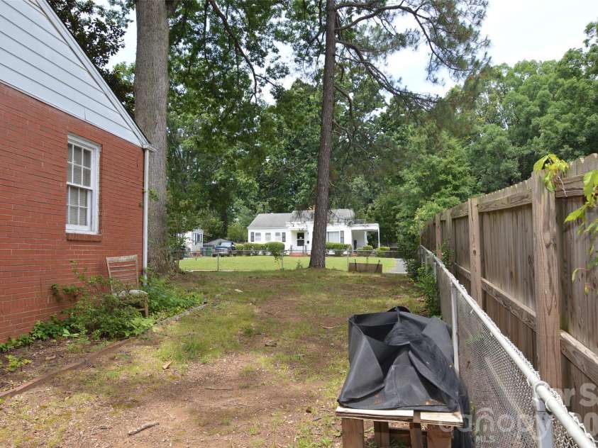 2111 Dickens Avenue, Charlotte, NC 28208.  MLS# CAR4395909, YatesRealty ID 32131. 