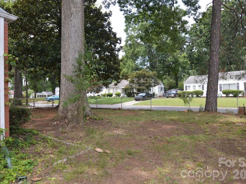 2111 Dickens Avenue, Charlotte, NC 28208.  MLS# CAR4395909, YatesRealty ID 32131. 