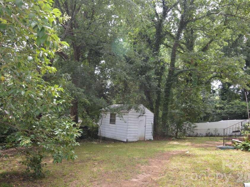 2111 Dickens Avenue, Charlotte, NC 28208.  MLS# CAR4395909, YatesRealty ID 32131. 