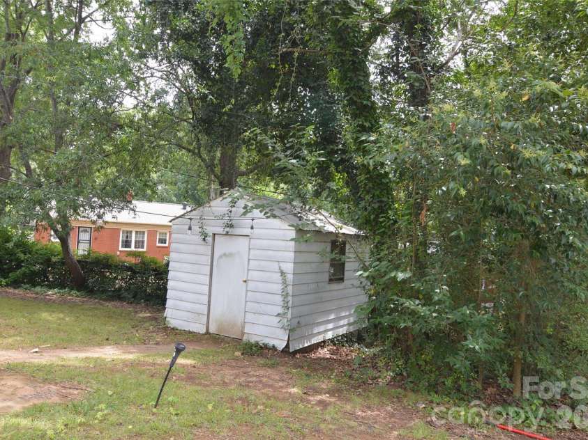 2111 Dickens Avenue, Charlotte, NC 28208.  MLS# CAR4395909, YatesRealty ID 32131. 