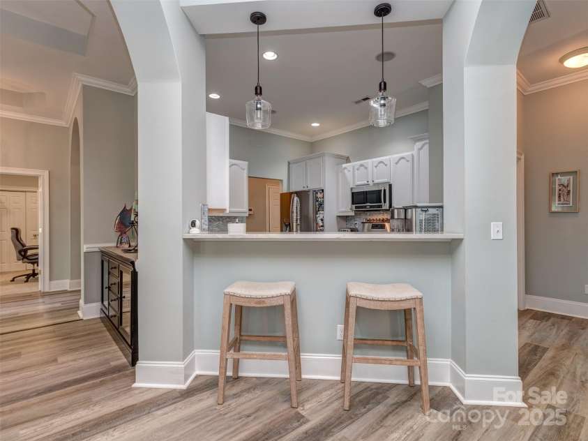 17709 Sedona Way, Cornelius, NC 28031.  MLS# CAR4274595, YatesRealty ID 32132. Breakfast Bar with Quartzite Counter is Perfect for Entertaining!