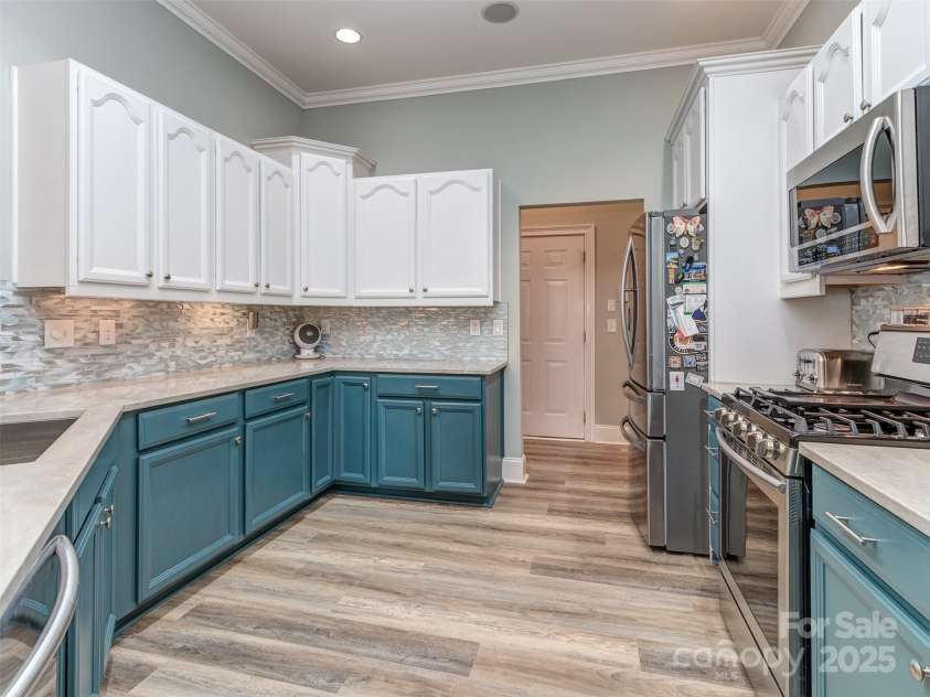 17709 Sedona Way, Cornelius, NC 28031.  MLS# CAR4274595, YatesRealty ID 32132. Gourmet Kitchen with Updated Flooring, Quartzite Counter Tops, Stainless Appliances, Gas Range/Oven, Built-In Microwave, Custom Tile Backsplash, Recessed & Pendant Lighting, & Pantry