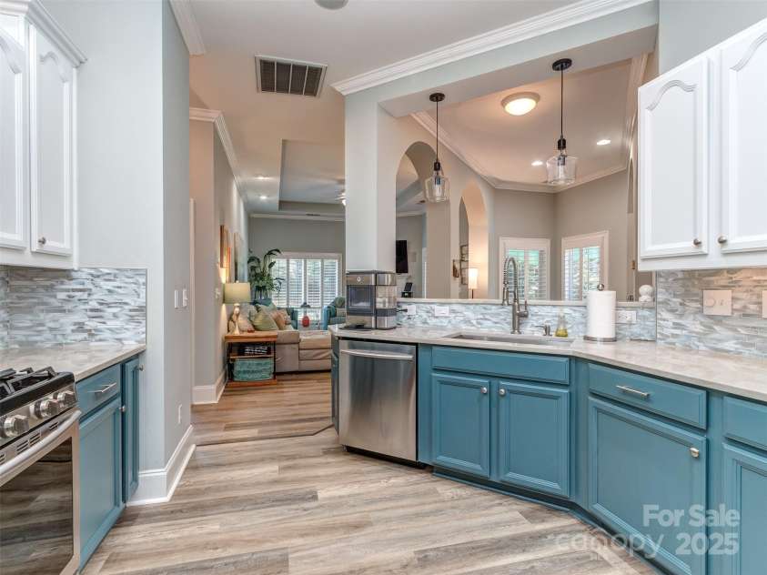 17709 Sedona Way, Cornelius, NC 28031.  MLS# CAR4274595, YatesRealty ID 32132. Gourmet Kitchen with Updated Flooring, Quartzite Counter Tops, Stainless Appliances, Gas Range/Oven, Built-In Microwave, Custom Tile Backsplash, Recessed & Pendant Lighting, & Pantry