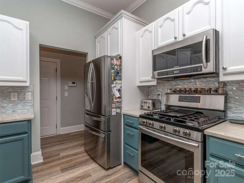 17709 Sedona Way, Cornelius, NC 28031.  MLS# CAR4274595, YatesRealty ID 32132. Gourmet Kitchen with Updated Flooring, Quartzite Counter Tops, Stainless Appliances, Gas Range/Oven, Built-In Microwave, Custom Tile Backsplash, Recessed & Pendant Lighting, & Pantry