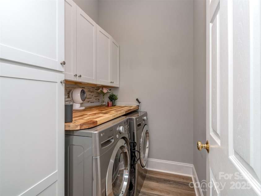 17709 Sedona Way, Cornelius, NC 28031.  MLS# CAR4274595, YatesRealty ID 32132. Updated Laundry Room with Custom Cabinets & Updated Flooring.