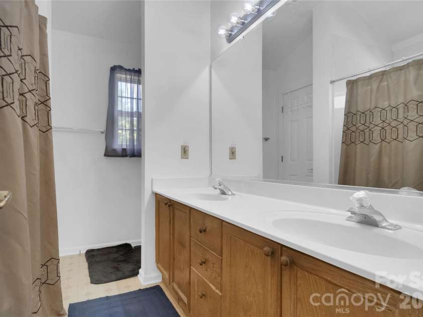 12009 Silvercrest Drive, Charlotte, NC 28215.  MLS# CAR4396189, YatesRealty ID 32135. 