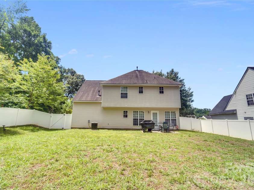 12009 Silvercrest Drive, Charlotte, NC 28215.  MLS# CAR4396189, YatesRealty ID 32135. 