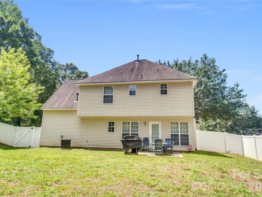 12009 Silvercrest Drive, Charlotte, NC 28215.  MLS# CAR4396189, YatesRealty ID 32135. 