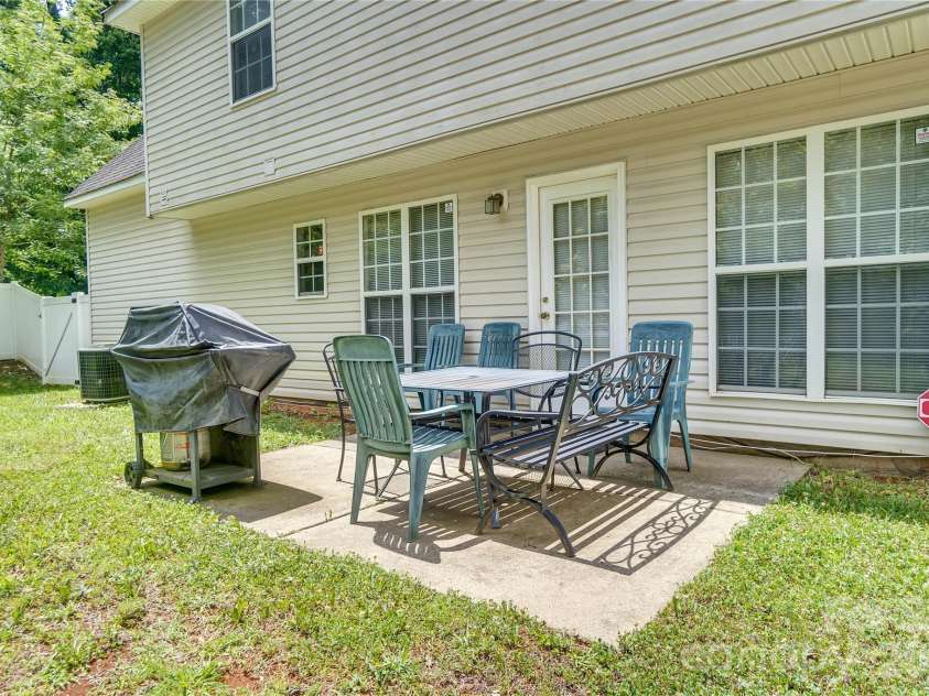 12009 Silvercrest Drive, Charlotte, NC 28215.  MLS# CAR4396189, YatesRealty ID 32135. 