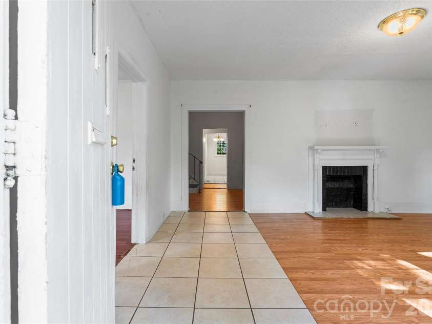 317 Campus Street, Charlotte, NC 28216.  MLS# CAR4329279, YatesRealty ID 3214. Foyer