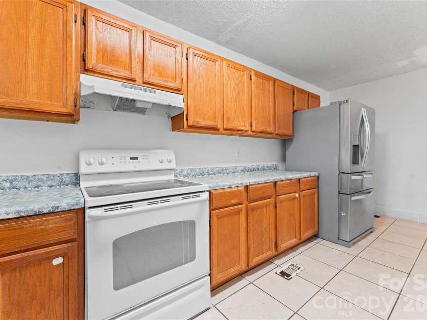 317 Campus Street, Charlotte, NC 28216.  MLS# CAR4329279, YatesRealty ID 3214. Kitchen