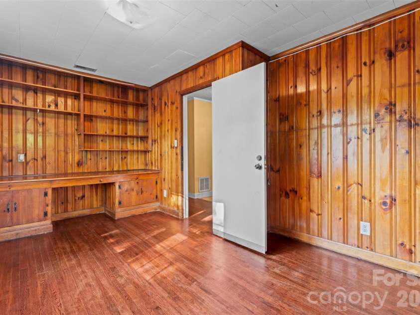 317 Campus Street, Charlotte, NC 28216.  MLS# CAR4329279, YatesRealty ID 3214. Large office could be used as an bedroom but needs a closet.