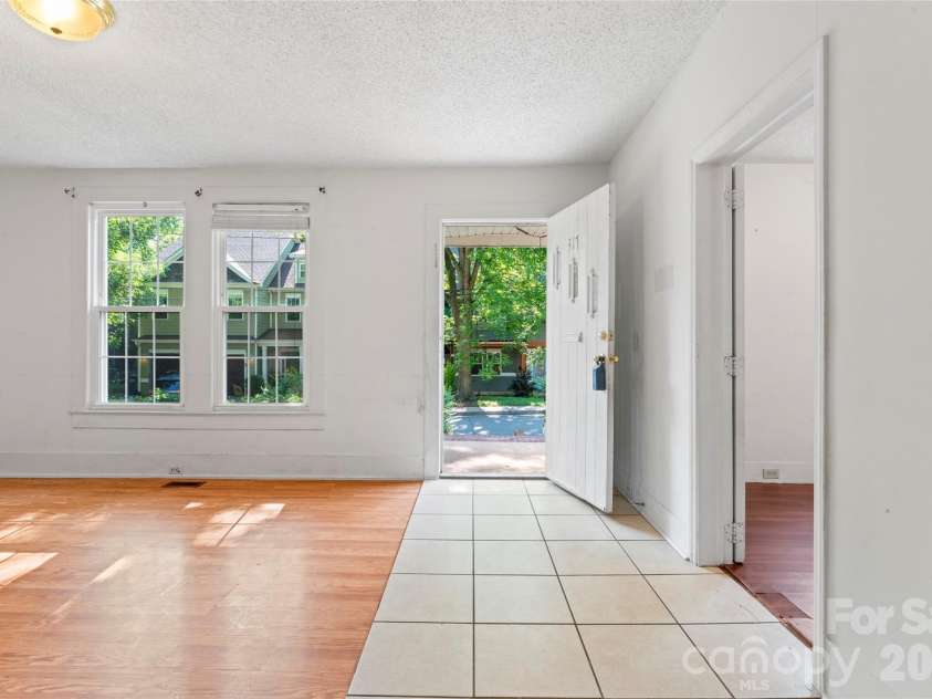 317 Campus Street, Charlotte, NC 28216.  MLS# CAR4329279, YatesRealty ID 3214. Living Room