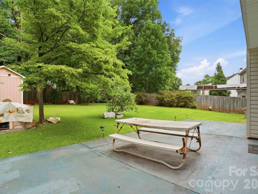 5619 Hedgecrest Place, Charlotte, NC 28269.  MLS# CAR4396327, YatesRealty ID 32141. 