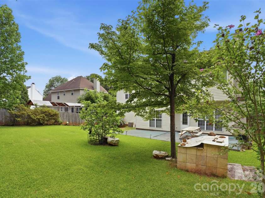 5619 Hedgecrest Place, Charlotte, NC 28269.  MLS# CAR4396327, YatesRealty ID 32141. 