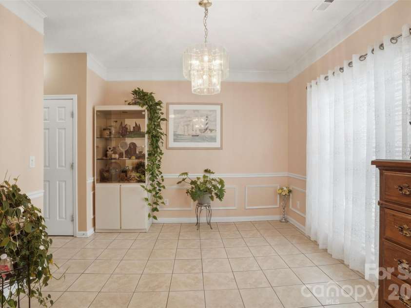 5619 Hedgecrest Place, Charlotte, NC 28269.  MLS# CAR4396327, YatesRealty ID 32141. Dining room area