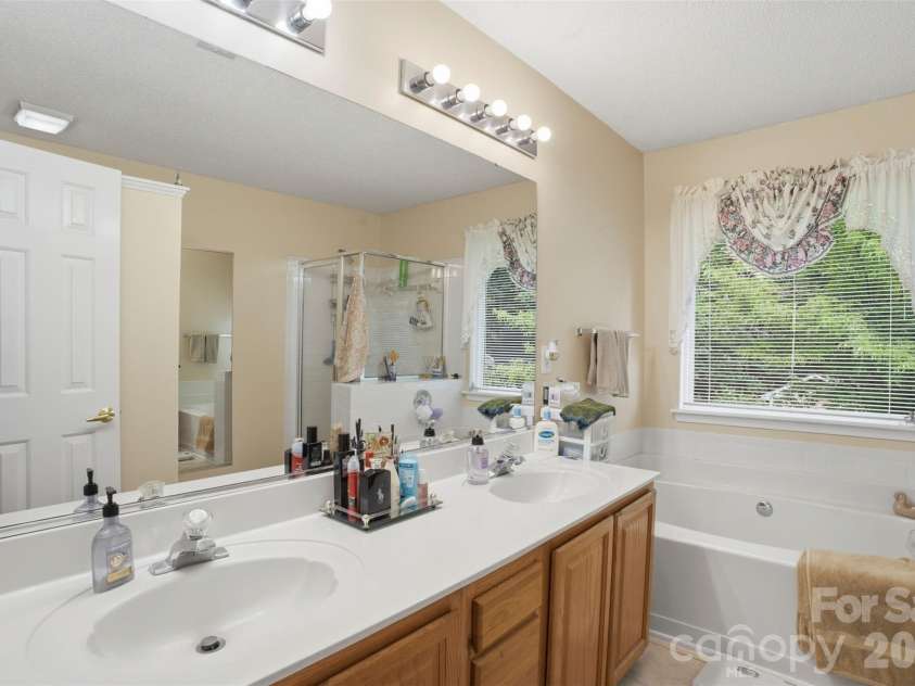 5619 Hedgecrest Place, Charlotte, NC 28269.  MLS# CAR4396327, YatesRealty ID 32141. Primary bathroom