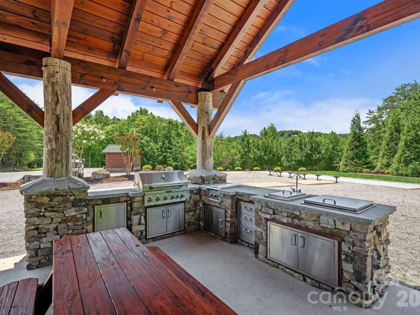 745 Mossy Oak Trail, Nebo, NC 28761.  MLS# CAR4396090, YatesRealty ID 32142. Community Kitchen