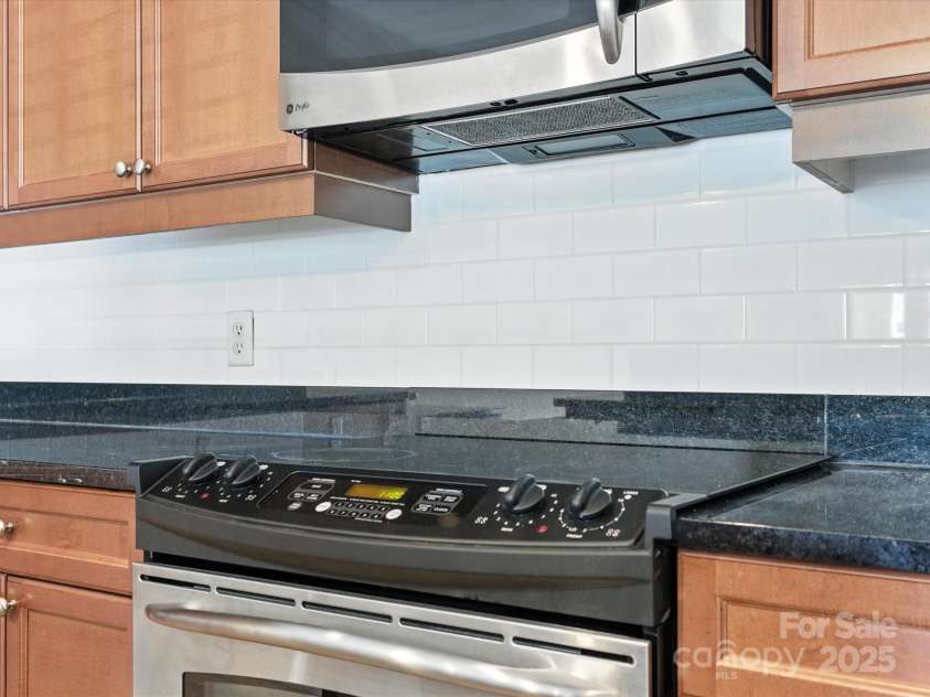 1829 Kenilworth Avenue, Charlotte, NC 28203.  MLS# CAR4270510, YatesRealty ID 32147. 