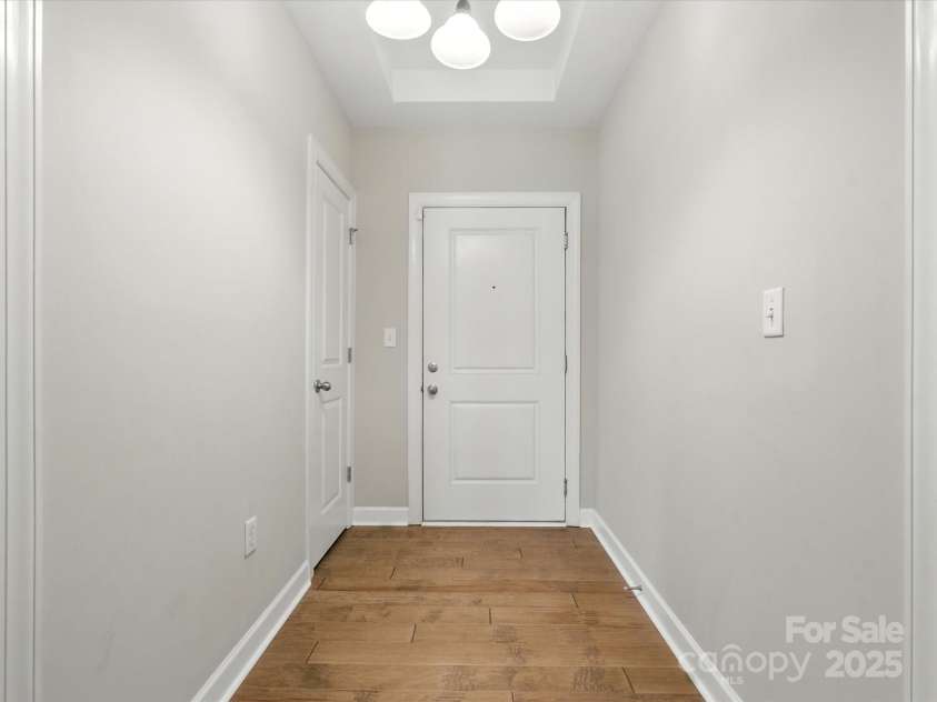 1829 Kenilworth Avenue, Charlotte, NC 28203.  MLS# CAR4270510, YatesRealty ID 32147. Foyer