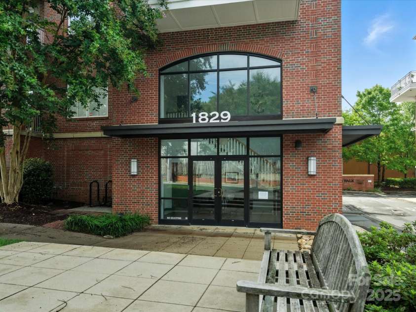 1829 Kenilworth Avenue, Charlotte, NC 28203.  MLS# CAR4270510, YatesRealty ID 32147. Front entrance