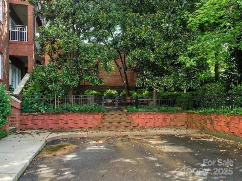 1829 Kenilworth Avenue, Charlotte, NC 28203.  MLS# CAR4270510, YatesRealty ID 32147. Private Dog park